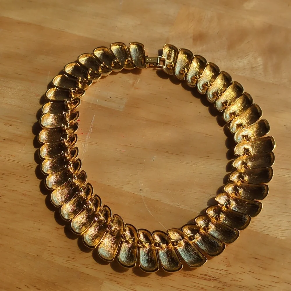 Monet Choker Beige Gold Tone Designer Signed Vintage 1980s 1990s. - Picture 12 of 14